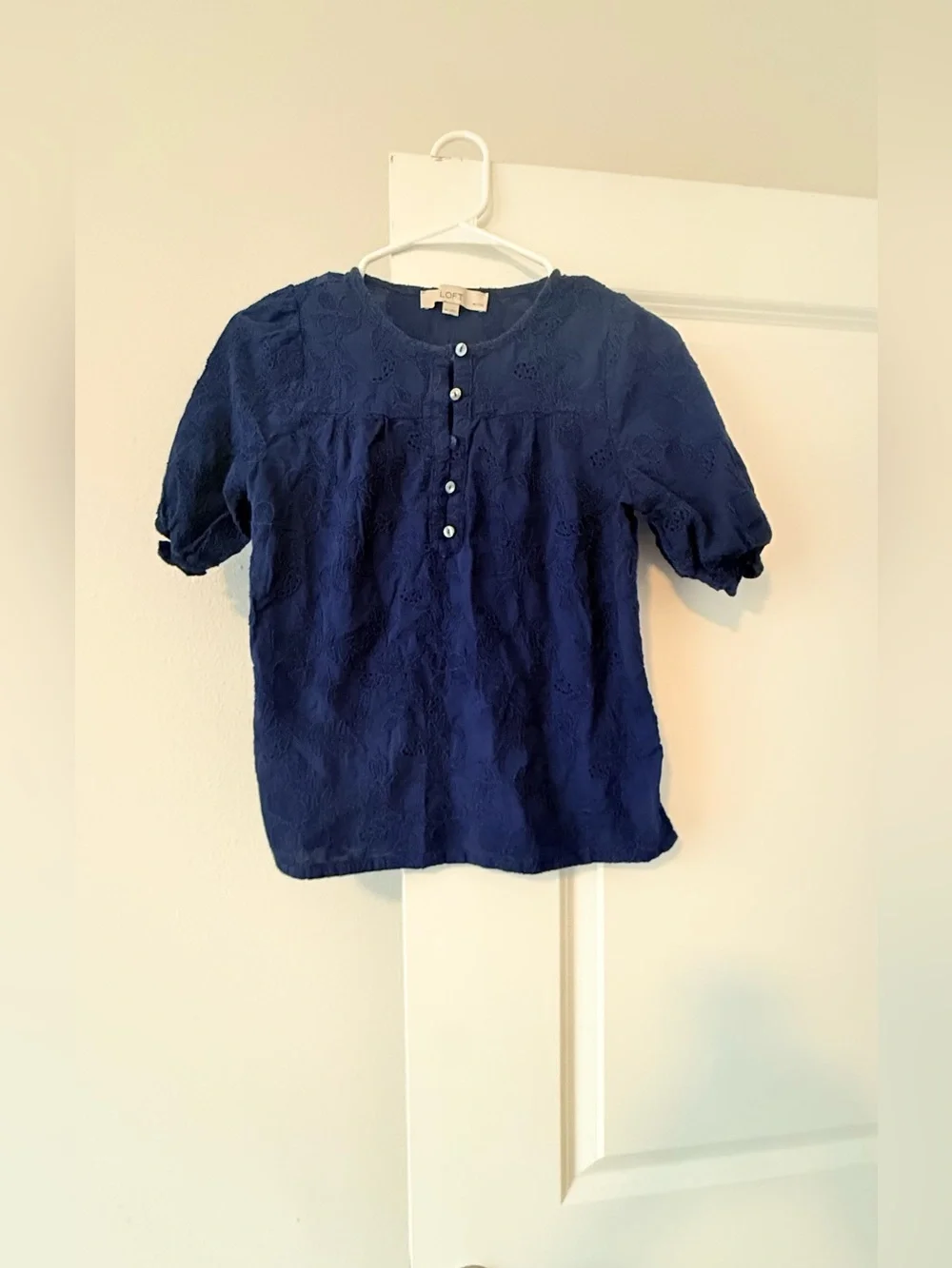 🔥🚨 FLASH SALE! $10 ONLY 🚨🔥 LOFT Navy Blue Eyelet Puff Sleeve Henley Blouse XSP❤️